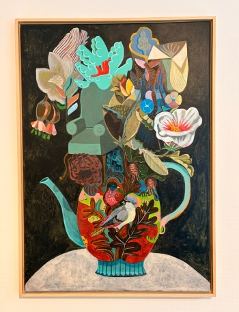 Donkere bloemen in vogeltheepot