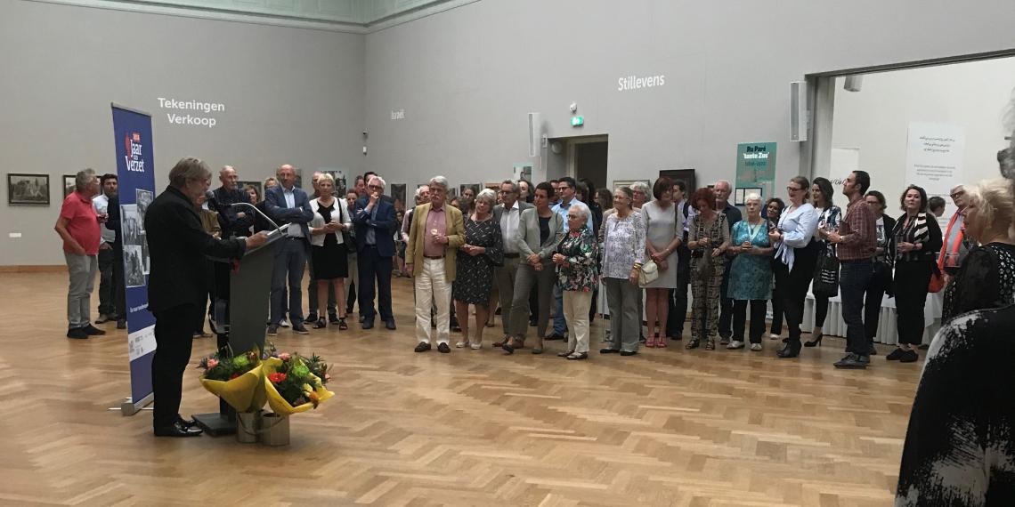 Ru Paré - Verzetsheldin met schilders kist.