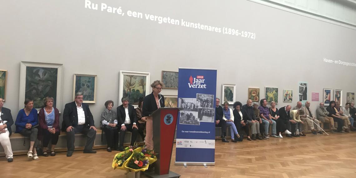 Ru Paré - Verzetsheldin met schilders kist.