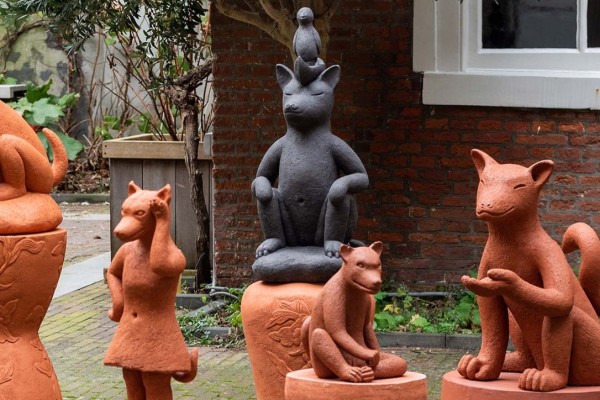 riëlle beekmans - honden in de tuin